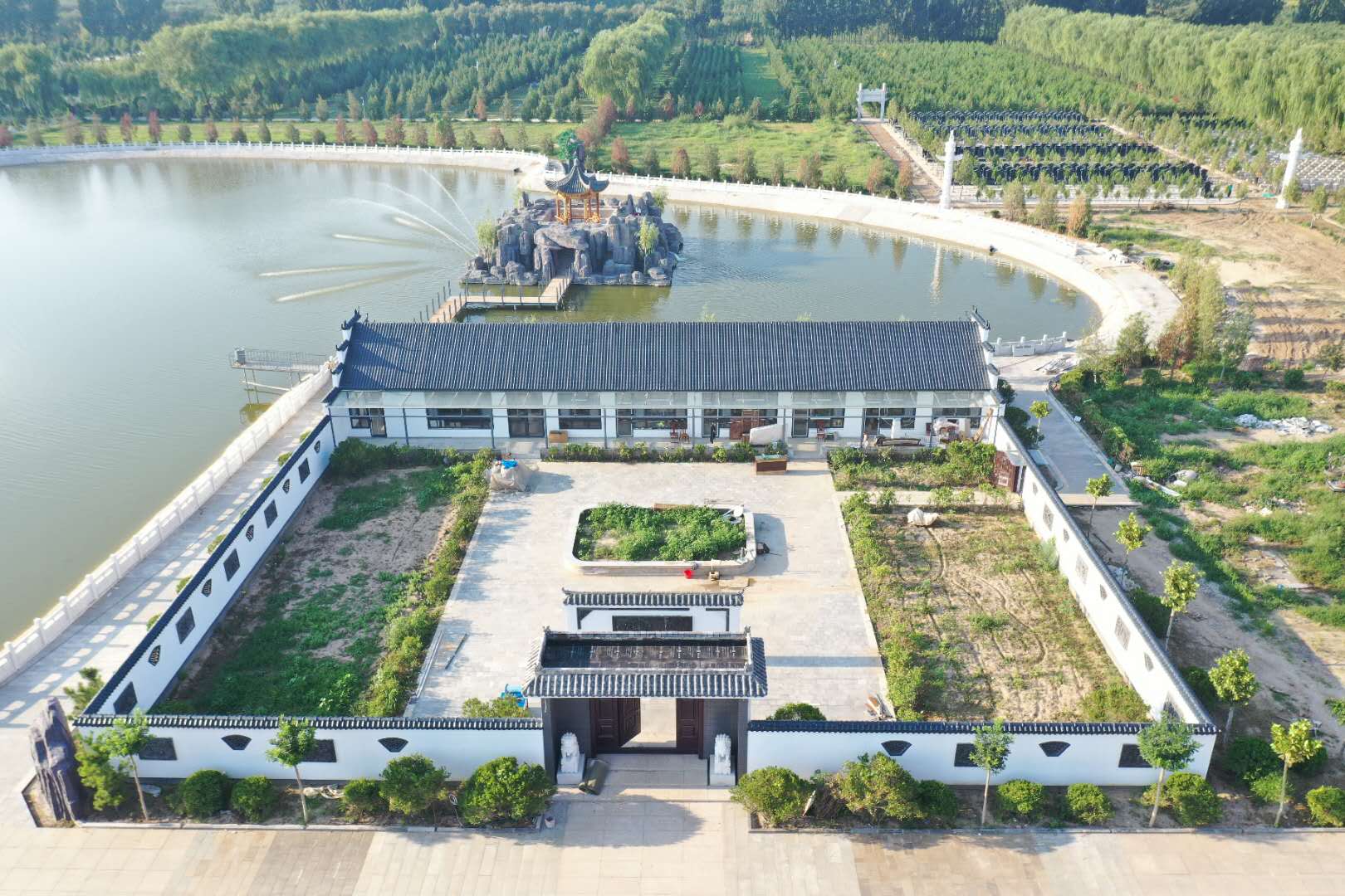  北京德芳潭陵园在什么地方？环境好吗？