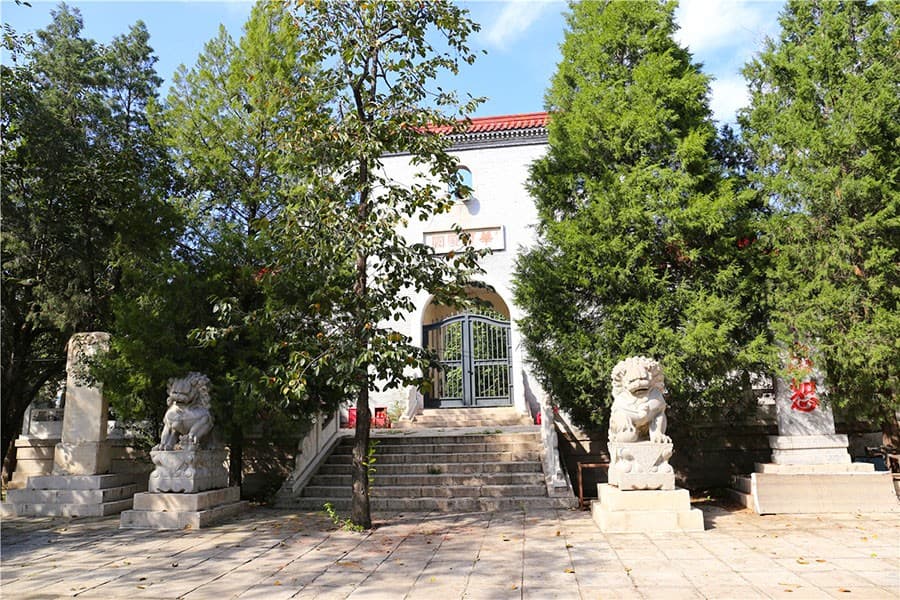  昌平区秦城村华夏陵园有班车吗？交通便利吗？