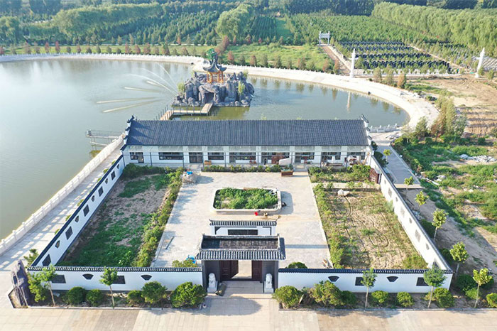  德芳潭陵园设有骨灰堂福位，起步价格为6000元左右