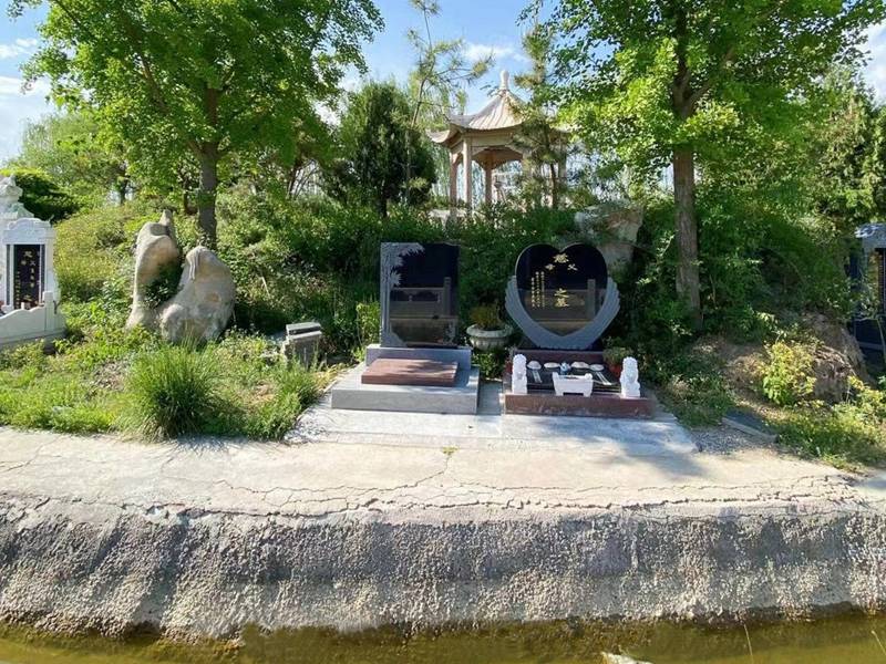  德芳潭陵园面积广阔，空气清新，非常适合逝者安息