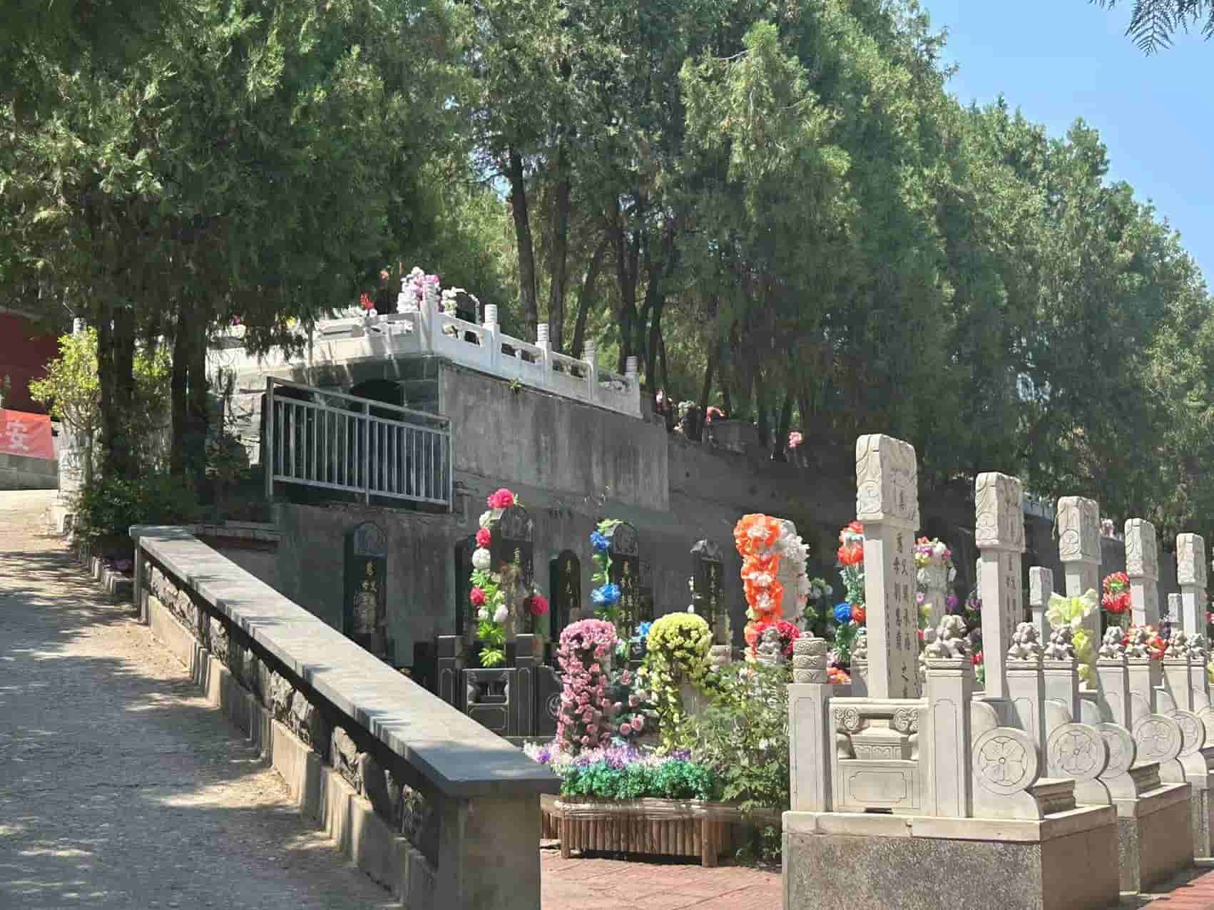  九里山公墓二区东西走向，绵延九华里，犹如一条巨龙
