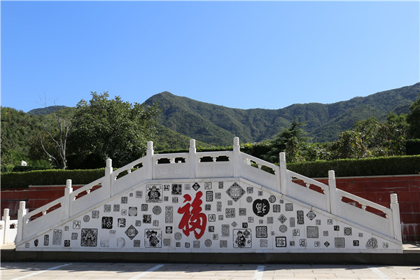  天山陵园和万佛华侨陵园哪个墓地好？