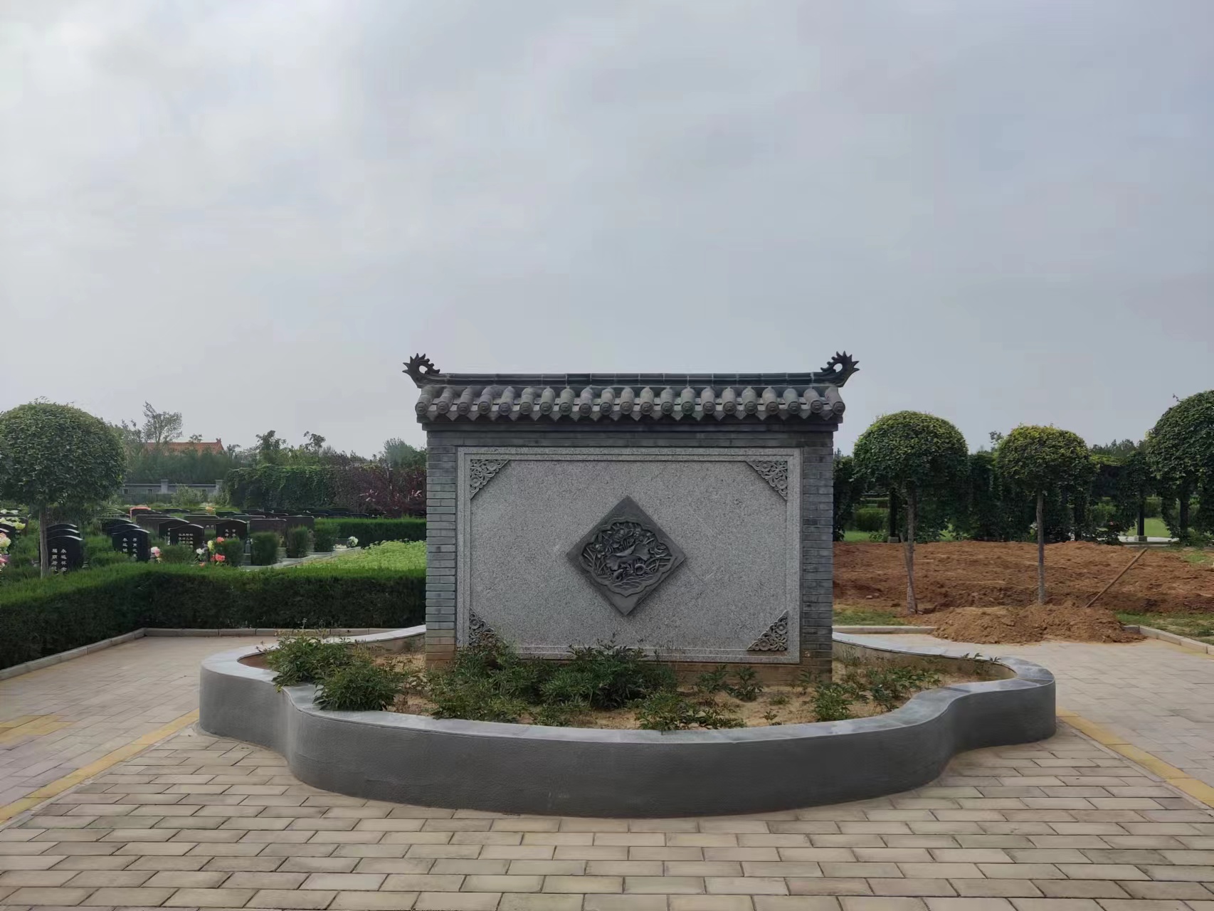  中华永久陵园的规模和环境怎么样？