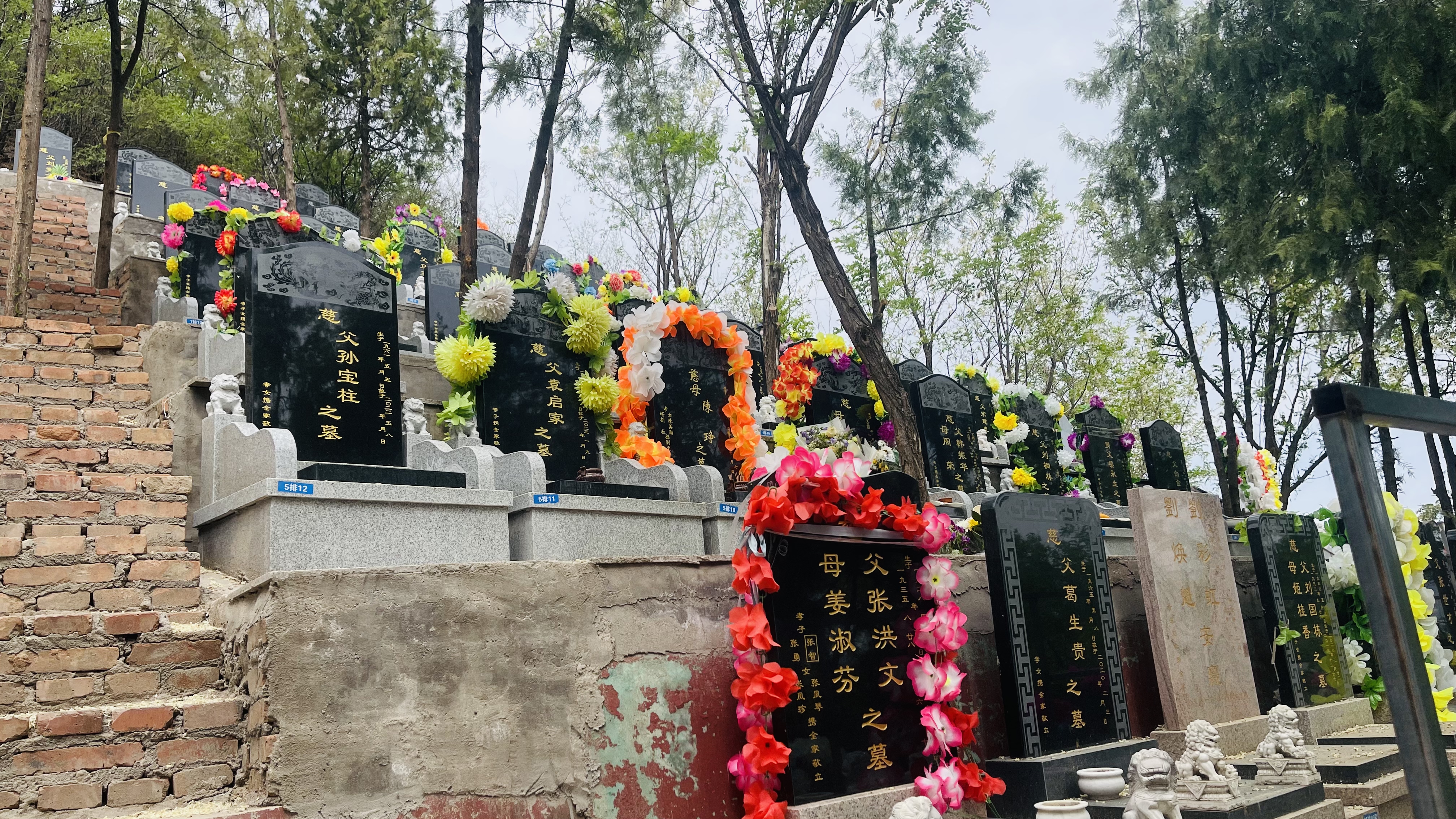  九里山公墓二区合法吗？购墓电话环境好吗？